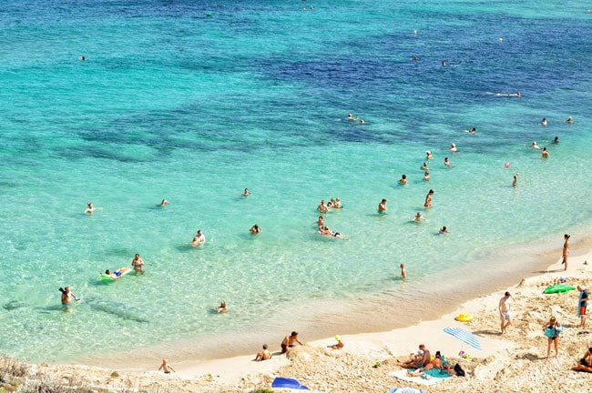 Mallorca Strand mit Menschen im Wasser